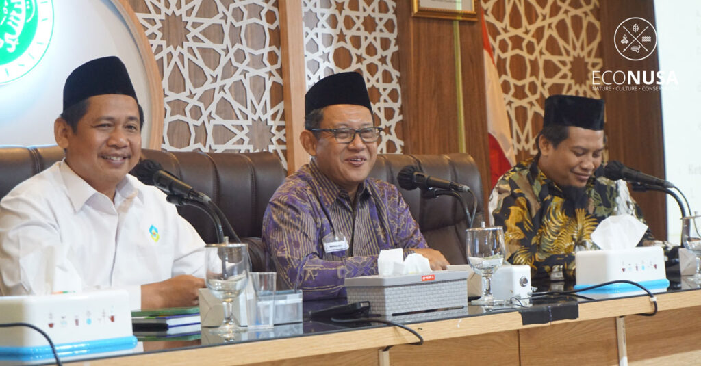 Para pengurus MUI saat meluncurkan Fatwa Majelis Ulama Indonesia No. 86 Tahun 2023 tentang Hukum Pengendalian Perubahan Iklim Global. (Yayasan EcoNusa/Nur Alfiyah)